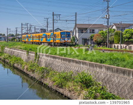 龍鐵5000系列「流星號」列車(車頭印有紀念龍鐵開通110週年的標誌)運行於龍鐵流山線的比良崎站和黃金城士站之間。 龍鐵5000系列「流星號」列車(車頭印有紀念龍鐵開通110週年的標誌)運行於龍鐵流山線的比良崎站和黃金城士站之間。 139701965