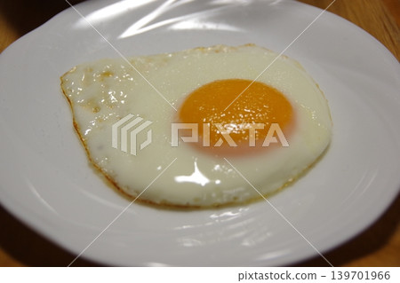一個美味的煎蛋放在白色的盤子上 一個美味的煎蛋放在白色的盤子上 139701966