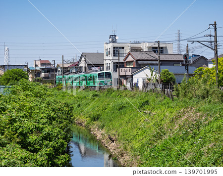 流鐵流山線的小金城市站和高野站之間運行的流鐵5000系列「若葉號」列車。 139701995