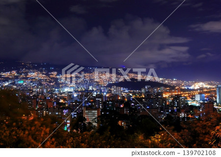 哥倫比亞麥德林夜景：燈光如地毯般鋪滿山坡和城市的夜景。 139702108