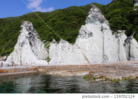 佛陀浦，位於青森縣下北半島，俯瞰津輕海峽，是一處由形狀奇特的岩石構成的神秘景觀。 139702124
