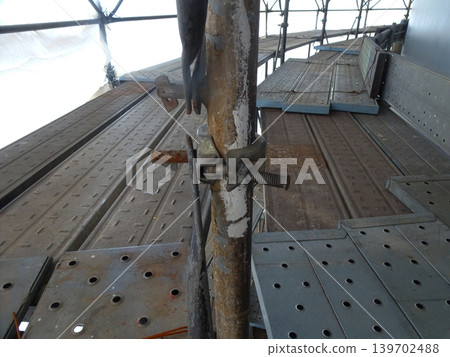 工業儲槽施工現場臨時鷹架框架支撐用夾具。 工業儲槽施工現場臨時鷹架框架支撐用夾具。 139702488
