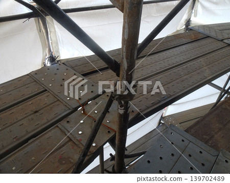 Clamps for the frame bracing of temporary scaffolding at industrial tank construction sites. Clamps for the frame bracing of temporary scaffolding at industrial tank construction sites. 139702489