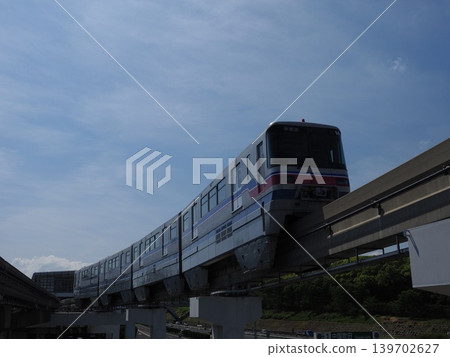 從人行天橋上拍攝的單軌列車動態低角度照片。 從人行天橋上拍攝的單軌列車動態低角度照片。 139702627