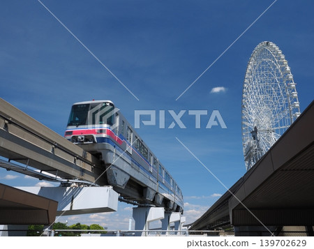 單軌列車和日本最大的摩天輪在初夏的藍天下格外醒目。 單軌列車和日本最大的摩天輪在初夏的藍天下格外醒目。 139702629