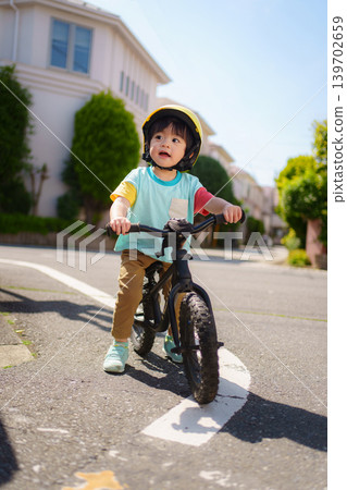 一名兩歲男孩騎著平衡車。 139702659