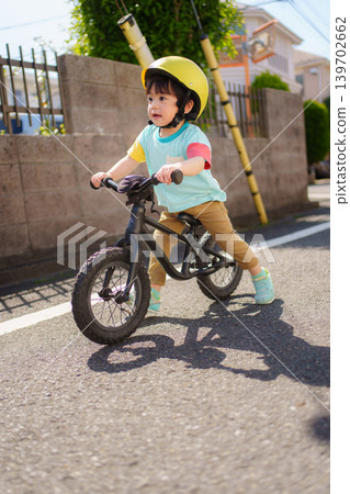 一名兩歲男孩騎著平衡車。 139702662