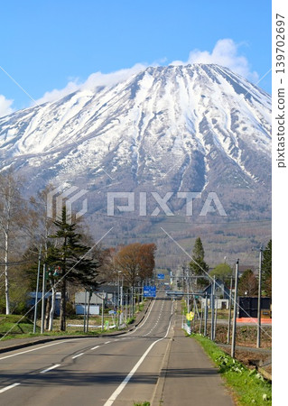 In early May, in springtime in Hokkaido, from Makari Village in Abuta District, which has been selected as one of Japan's 100 Villages to Preserve, one can see Mount Yotei, also known as Ezo Fuji, in its springtime glory. 139702697