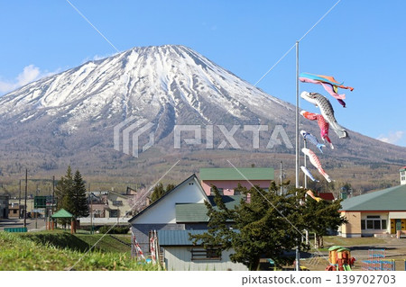 每年五月初,正值北海道春季,從被選為日本100個保護村之一的蛸田郡真刈村,可以看到羊蹄山(又名蝦夷富士山)在春天的壯麗景色。 每年五月初,正值北海道春季,從被選為日本100個保護村之一的蛸田郡真刈村,可以看到羊蹄山(又名蝦夷富士山)在春天的壯麗景色。 139702703