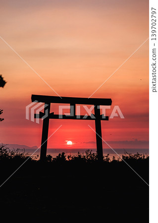Yakushima's sunset viewing spot: The mystical torii gate scenery of Yahazudake Shrine Yakushima's sunset viewing spot: The mystical torii gate scenery of Yahazudake Shrine 139702797