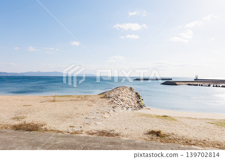 陽光明媚的英島海灘（兵庫縣明石市） 139702814