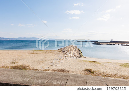 陽光明媚的英島海灘(兵庫縣明石市) 陽光明媚的英島海灘(兵庫縣明石市) 139702815