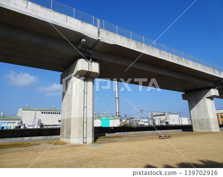 川越綠色公園與四日市港霞浦北碼頭區之間道路的橋墩和排水系統（三重縣三重郡川越町） 139702916