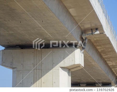 四日市港霞浦北碼頭區域道路橋墩及橋樑排水系統（三重縣三重郡川越町） 139702926