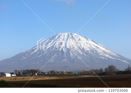 五月，在北海道春季，從阿布塔郡俱知安町的一條農場道路上可以看到羊蹄山，它也被稱為北海道的蝦夷富士山。 139703006