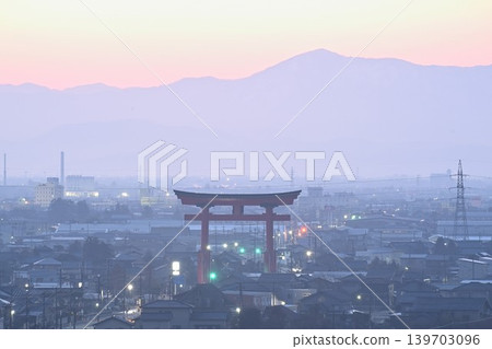 黎明前的彌彥大鳥居和城鎮景色(新潟縣彌彥村) 黎明前的彌彥大鳥居和城鎮景色(新潟縣彌彥村) 139703096