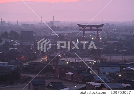 黎明前的彌彥大鳥居和城鎮景色(新潟縣彌彥村) 黎明前的彌彥大鳥居和城鎮景色(新潟縣彌彥村) 139703097