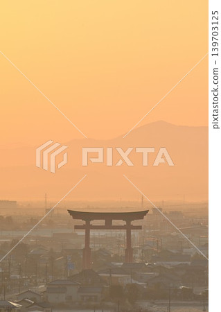 Morning view of the Yahiko Grand Torii gate and the town (Yahiko Village, Niigata Prefecture) Morning view of the Yahiko Grand Torii gate and the town (Yahiko Village, Niigata Prefecture) 139703125