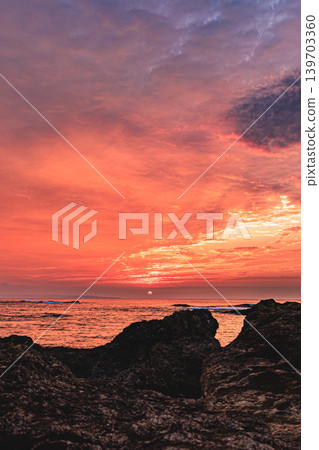 春田濱海灘上空出現了壯麗的日出,雲彩被染成了鮮豔的色彩。 春田濱海灘上空出現了壯麗的日出,雲彩被染成了鮮豔的色彩。 139703360
