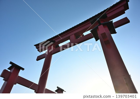 The Yahiko Great Torii Gate with the rising sun behind it (Yahiko Village, Niigata Prefecture) The Yahiko Great Torii Gate with the rising sun behind it (Yahiko Village, Niigata Prefecture) 139703401
