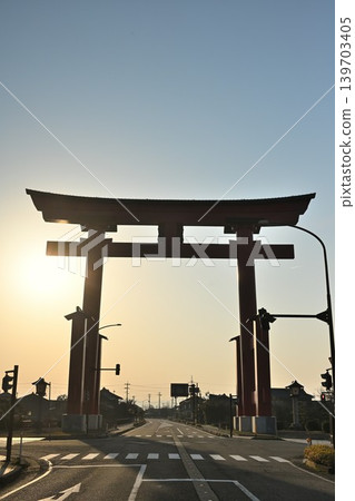 彌彥大鳥居,背後是冉冉升起的太陽(新潟縣彌彥村) 彌彥大鳥居,背後是冉冉升起的太陽(新潟縣彌彥村) 139703405