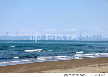 5月的北海道,風力渦輪機浮在石∆灣上,位於小樽市錢箱與石漾市交界處、新川河口處,俯瞰著石漾灣新港發電廠。 5月的北海道,風力渦輪機浮在石∆灣上,位於小樽市錢箱與石漾市交界處、新川河口處,俯瞰著石漾灣新港發電廠。 139703464