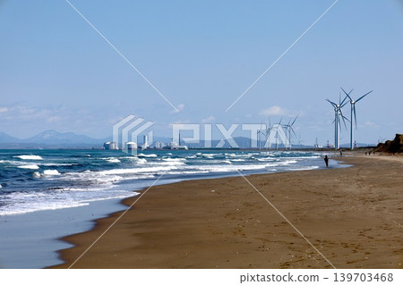 5月的北海道,風力渦輪機浮在石∆灣上,位於小樽市錢箱與石漾市交界處、新川河口處,俯瞰著石漾灣新港發電廠。 5月的北海道,風力渦輪機浮在石∆灣上,位於小樽市錢箱與石漾市交界處、新川河口處,俯瞰著石漾灣新港發電廠。 139703468