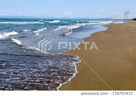 5月的北海道，風力渦輪機浮在石∆灣上，位於小樽市錢箱與石漾市交界處、新川河口處，俯瞰著石漾灣新港發電廠。 139703472