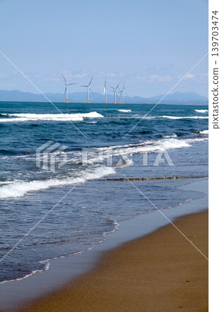 5月的北海道,風力渦輪機浮在石∆灣上,位於小樽市錢箱與石漾市交界處、新川河口處,俯瞰著石漾灣新港發電廠。 5月的北海道,風力渦輪機浮在石∆灣上,位於小樽市錢箱與石漾市交界處、新川河口處,俯瞰著石漾灣新港發電廠。 139703474
