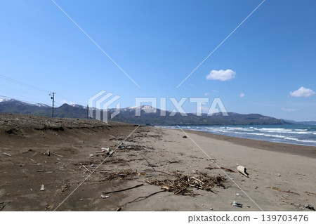 5月的北海道，風力渦輪機浮在石∆灣上，位於小樽市錢箱與石漾市交界處、新川河口處，俯瞰著石漾灣新港發電廠。 139703476