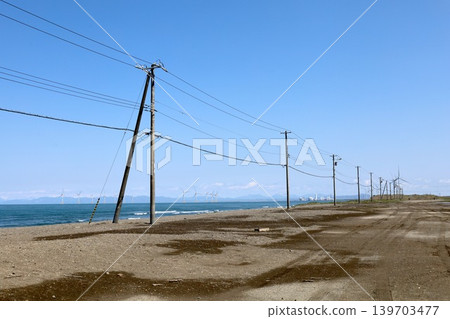 5月的北海道,風力渦輪機浮在石∆灣上,位於小樽市錢箱與石漾市交界處、新川河口處,俯瞰著石漾灣新港發電廠。 5月的北海道,風力渦輪機浮在石∆灣上,位於小樽市錢箱與石漾市交界處、新川河口處,俯瞰著石漾灣新港發電廠。 139703477