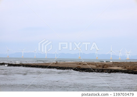 5月的北海道，風力渦輪機浮在石∆灣上，位於小樽市錢箱與石漾市交界處、新川河口處，俯瞰著石漾灣新港發電廠。 139703479