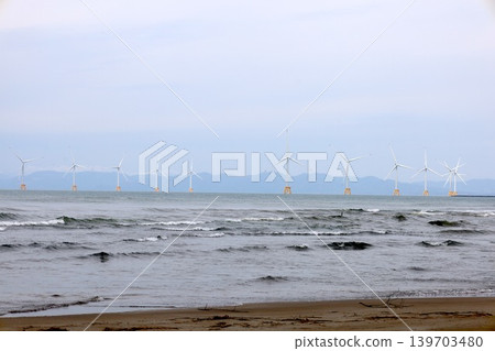 5月的北海道，風力渦輪機浮在石∆灣上，位於小樽市錢箱與石漾市交界處、新川河口處，俯瞰著石漾灣新港發電廠。 139703480