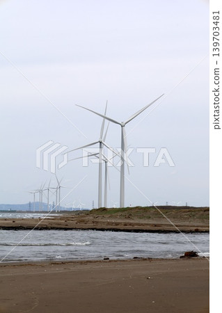 5月的北海道,風力渦輪機浮在石∆灣上,位於小樽市錢箱與石漾市交界處、新川河口處,俯瞰著石漾灣新港發電廠。 5月的北海道,風力渦輪機浮在石∆灣上,位於小樽市錢箱與石漾市交界處、新川河口處,俯瞰著石漾灣新港發電廠。 139703481