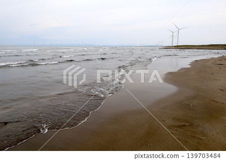5月的北海道,風力渦輪機浮在石∆灣上,位於小樽市錢箱與石漾市交界處、新川河口處,俯瞰著石漾灣新港發電廠。 5月的北海道,風力渦輪機浮在石∆灣上,位於小樽市錢箱與石漾市交界處、新川河口處,俯瞰著石漾灣新港發電廠。 139703484
