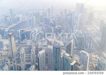 從哈利法塔俯瞰杜拜，景色令人嘆為觀止。 139703509