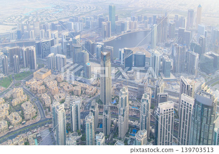 從哈利法塔俯瞰杜拜,景色令人嘆為觀止。 從哈利法塔俯瞰杜拜,景色令人嘆為觀止。 139703513