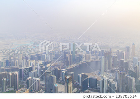 從哈利法塔俯瞰杜拜,景色令人嘆為觀止。 從哈利法塔俯瞰杜拜,景色令人嘆為觀止。 139703514