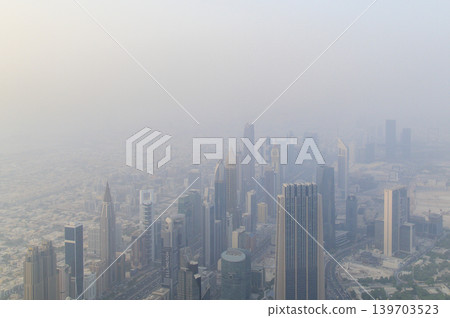 從哈利法塔俯瞰杜拜，景色令人嘆為觀止。 139703523