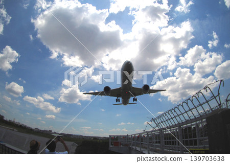 An Airbus A321 passing over the Senrigawa embankment at Itami Airport. An Airbus A321 passing over the Senrigawa embankment at Itami Airport. 139703638
