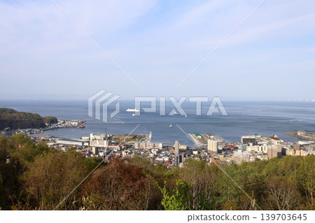 五月,北海道小樽市,漫畫和動畫迷的朝聖地,五月從朝日展望台看到的小樽城市景觀。 五月,北海道小樽市,漫畫和動畫迷的朝聖地,五月從朝日展望台看到的小樽城市景觀。 139703645
