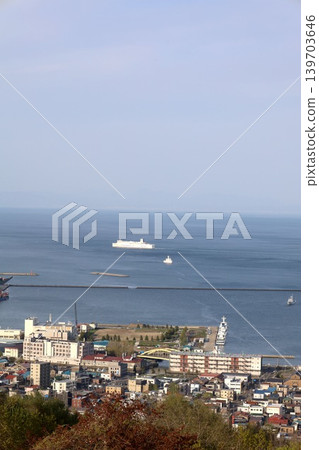 五月,北海道小樽市,漫畫和動畫迷的朝聖地,五月從朝日展望台看到的小樽城市景觀。 五月,北海道小樽市,漫畫和動畫迷的朝聖地,五月從朝日展望台看到的小樽城市景觀。 139703646