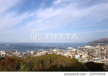 五月,北海道小樽市,漫畫和動畫迷的朝聖地,五月從朝日展望台看到的小樽城市景觀。 五月,北海道小樽市,漫畫和動畫迷的朝聖地,五月從朝日展望台看到的小樽城市景觀。 139703648