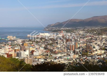 五月,北海道小樽市,漫畫和動畫迷的朝聖地,五月從朝日展望台看到的小樽城市景觀。 五月,北海道小樽市,漫畫和動畫迷的朝聖地,五月從朝日展望台看到的小樽城市景觀。 139703649