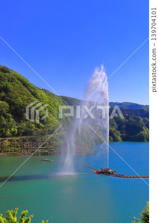 Gassan Lake's large fountain: Maximum spray height 112m Gassan Lake's large fountain: Maximum spray height 112m 139704101
