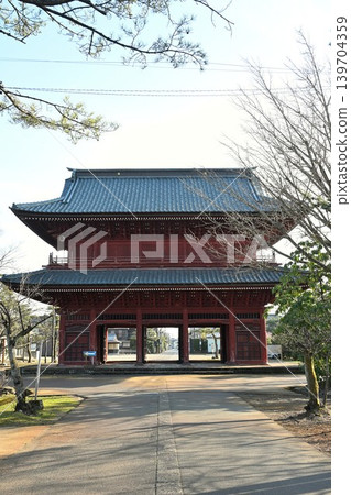The main gate of Honjo-ji Temple (Sanjo City, Niigata Prefecture) The main gate of Honjo-ji Temple (Sanjo City, Niigata Prefecture) 139704359