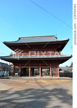 The main gate of Honjo-ji Temple (Sanjo City, Niigata Prefecture) The main gate of Honjo-ji Temple (Sanjo City, Niigata Prefecture) 139704361