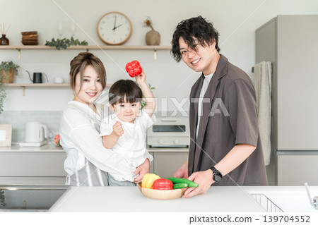 Parents and children in the kitchen, family, family (cooking, home) Parents and children in the kitchen, family, family (cooking, home) 139704552