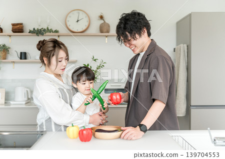 父母和孩子在廚房,家庭,家(烹飪,家) 父母和孩子在廚房,家庭,家(烹飪,家) 139704553