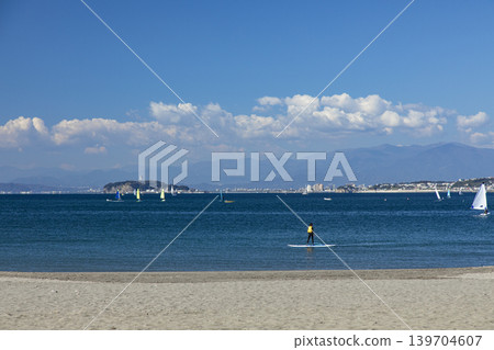 葉山森戶海灘、江之島和美麗的藍天 葉山森戶海灘、江之島和美麗的藍天 139704607